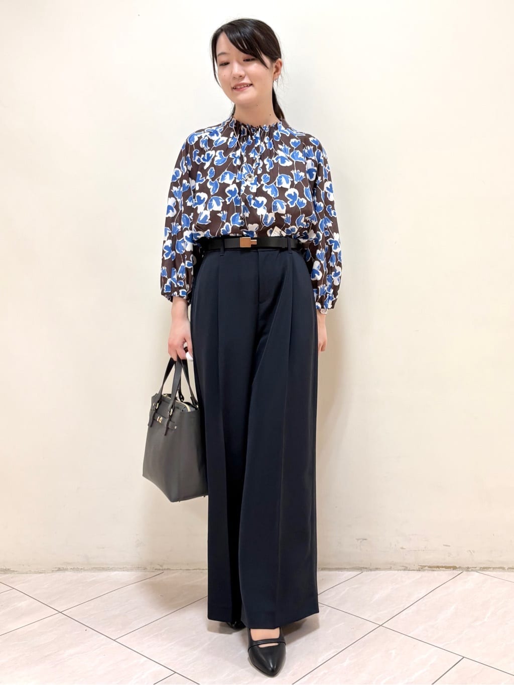 mikiさんの「Reflect｜【ジャケットのインナーにおすすめ◎】花柄タックデザインブブラウス」を使ったコーディネート
