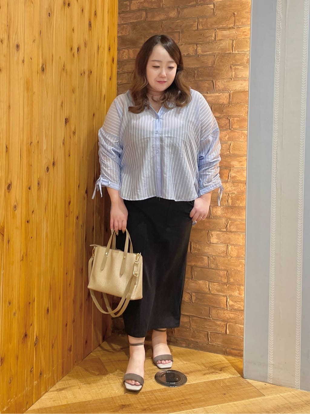 Risaさんの「SHOO･LA･RUE｜【S-LL】程よい透け感 ストライプ柄 お袖ギャザーデザインシャツ」を使ったコーディネート