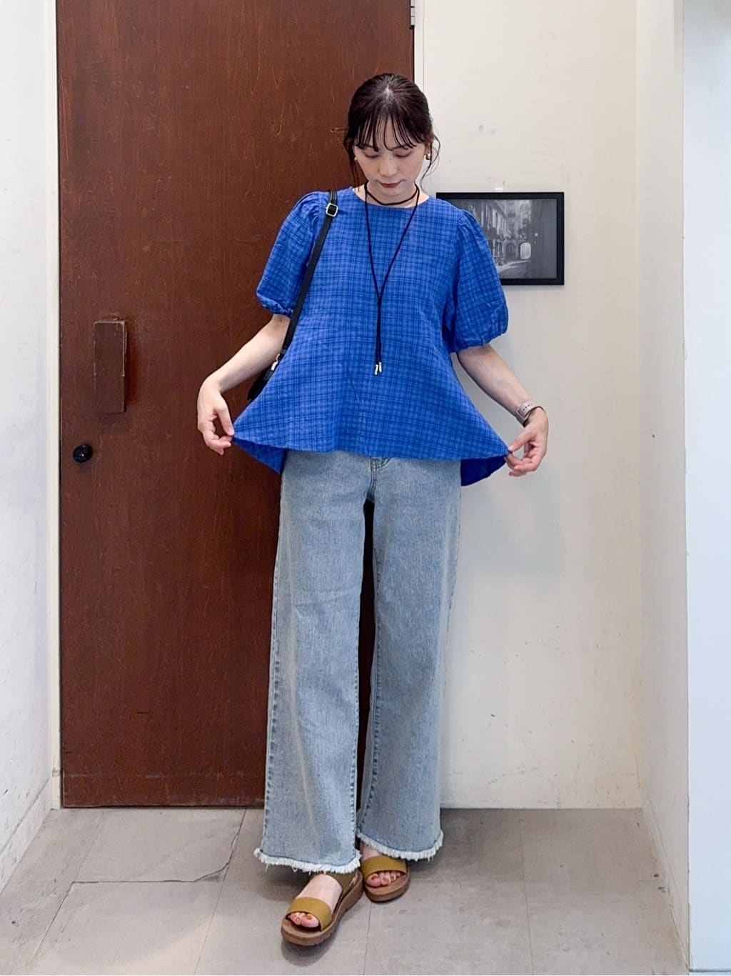 𝐇𝐢𝐫𝐨𝐦𝐢さんの「SHOO･LA･RUE｜【S-LL/裏ひんやり/ストレッチ】ワイドストレートデニムパンツ」を使ったコーディネート