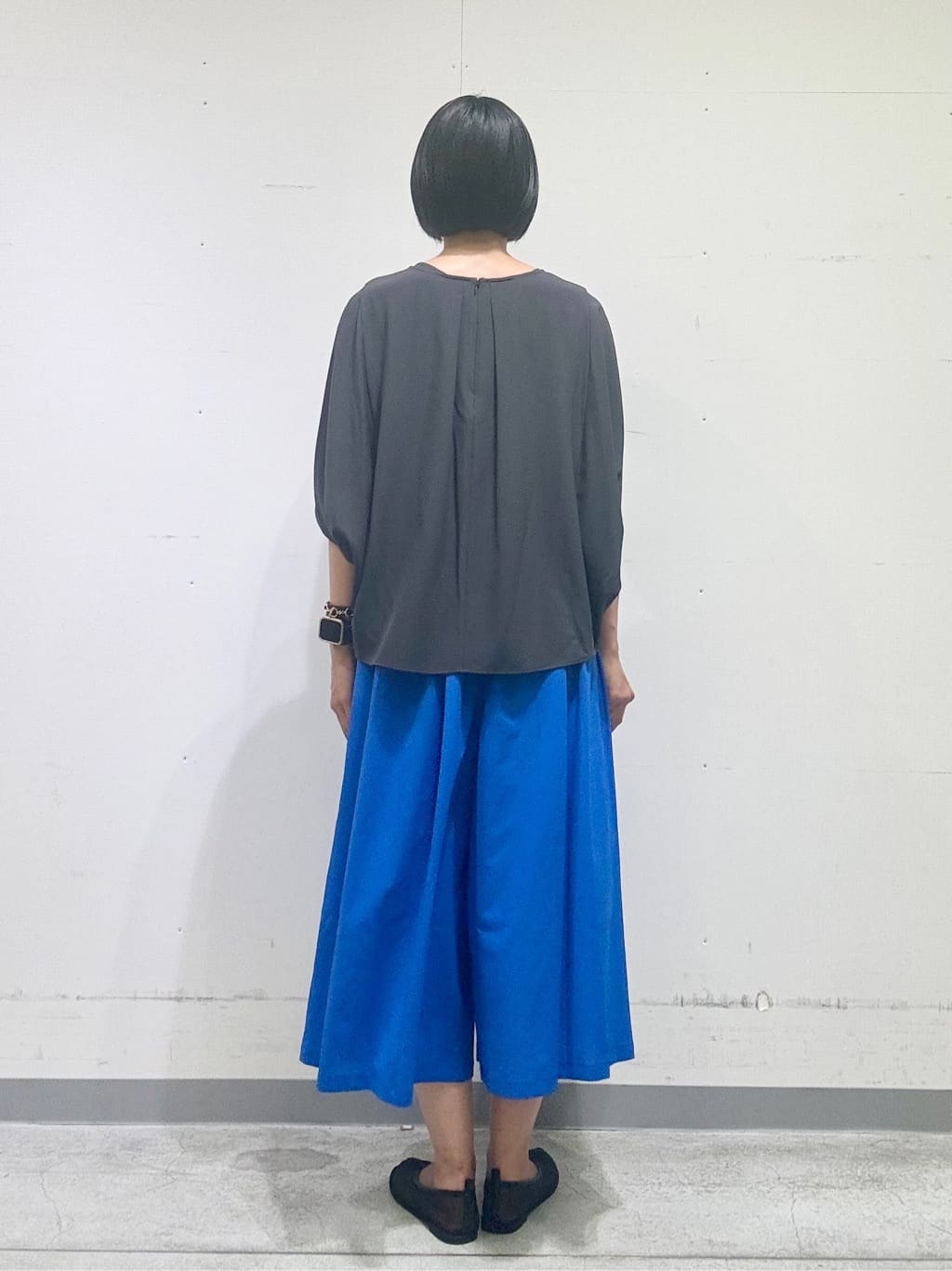 naoさんの「INDIVI｜【体型カバー/SETUP可能】ジョーゼット　ドルマンブラウス」を使ったコーディネート