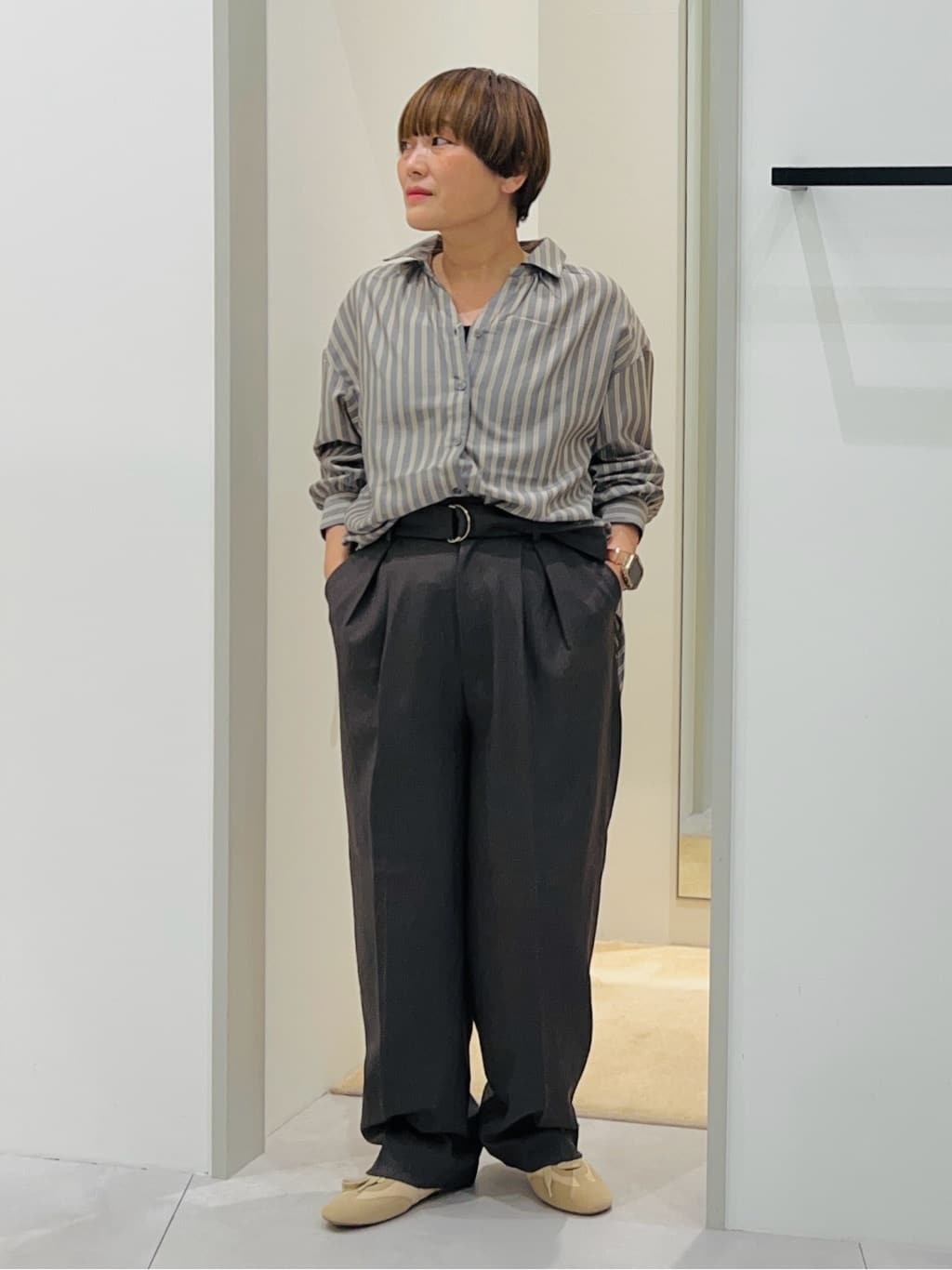 タナさんの「THE SHOP TK｜【後ろ姿もサマになる】ストライプ バックシャーリングシャツ/体型カバー/洗える」を使ったコーディネート