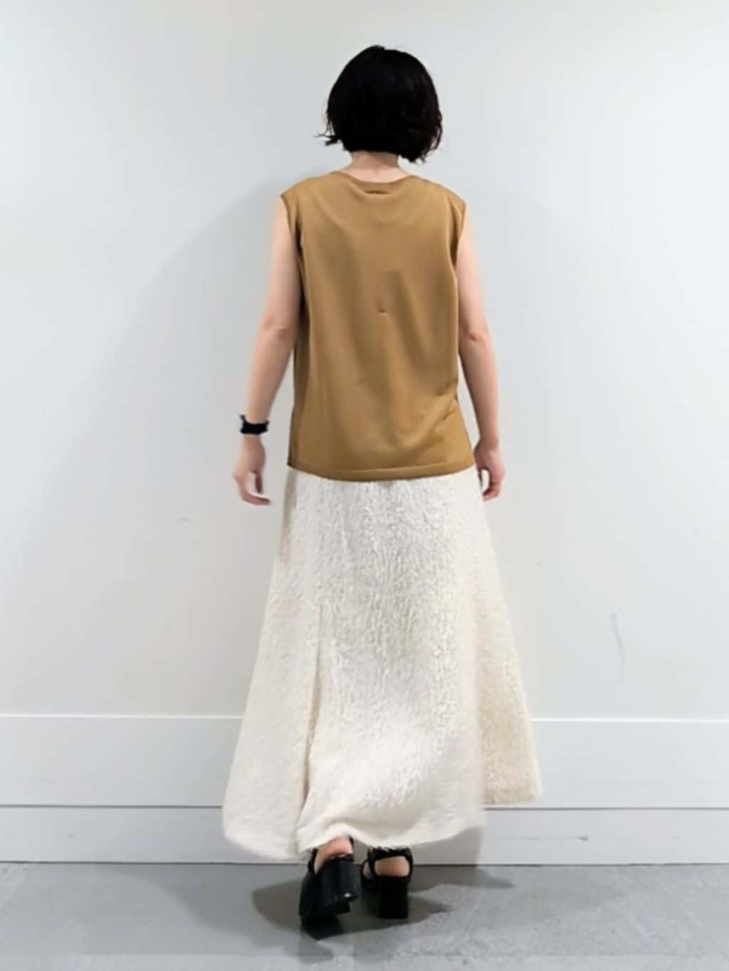 ミズタさんの「UNTITLED｜【アンサンブル可/洗える】シアーノースリーブ プルオーバー」を使ったコーディネート