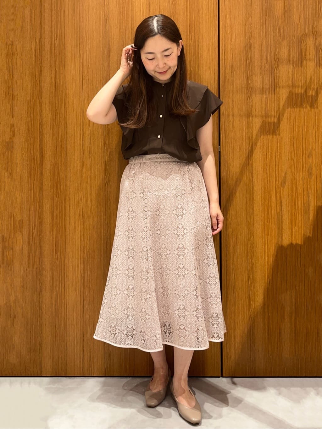 アスカさんの「index｜【抗菌防臭加工／生活防水】メタルパーツVフラットパンプス」を使ったコーディネート
