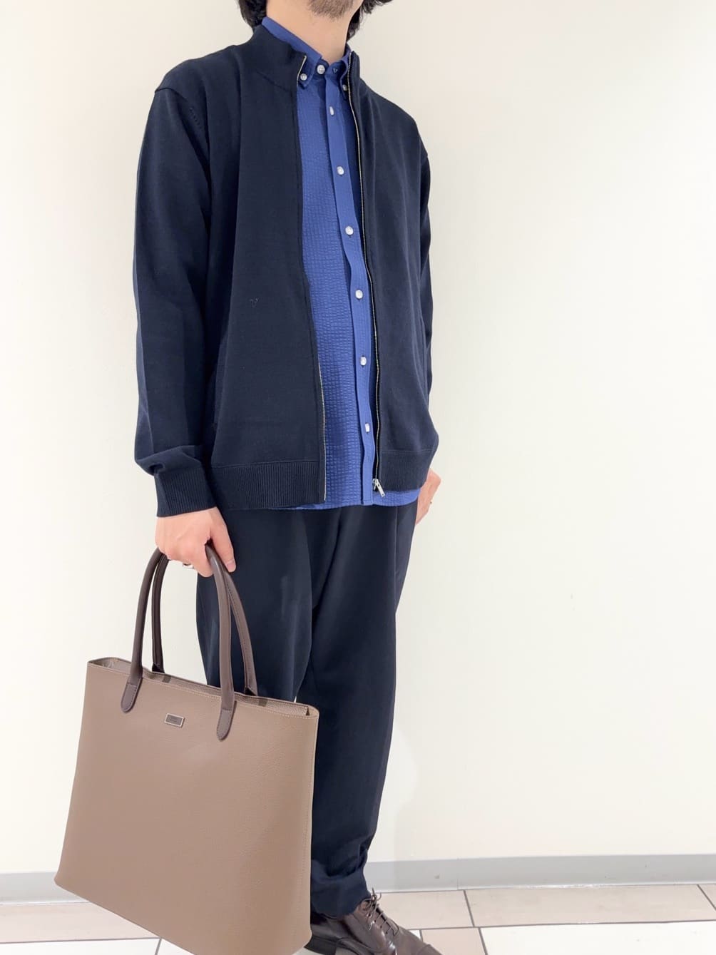 及川さんの「TAKEO KIKUCHI｜アンチピリング ジップアップ ニット」を使ったコーディネート