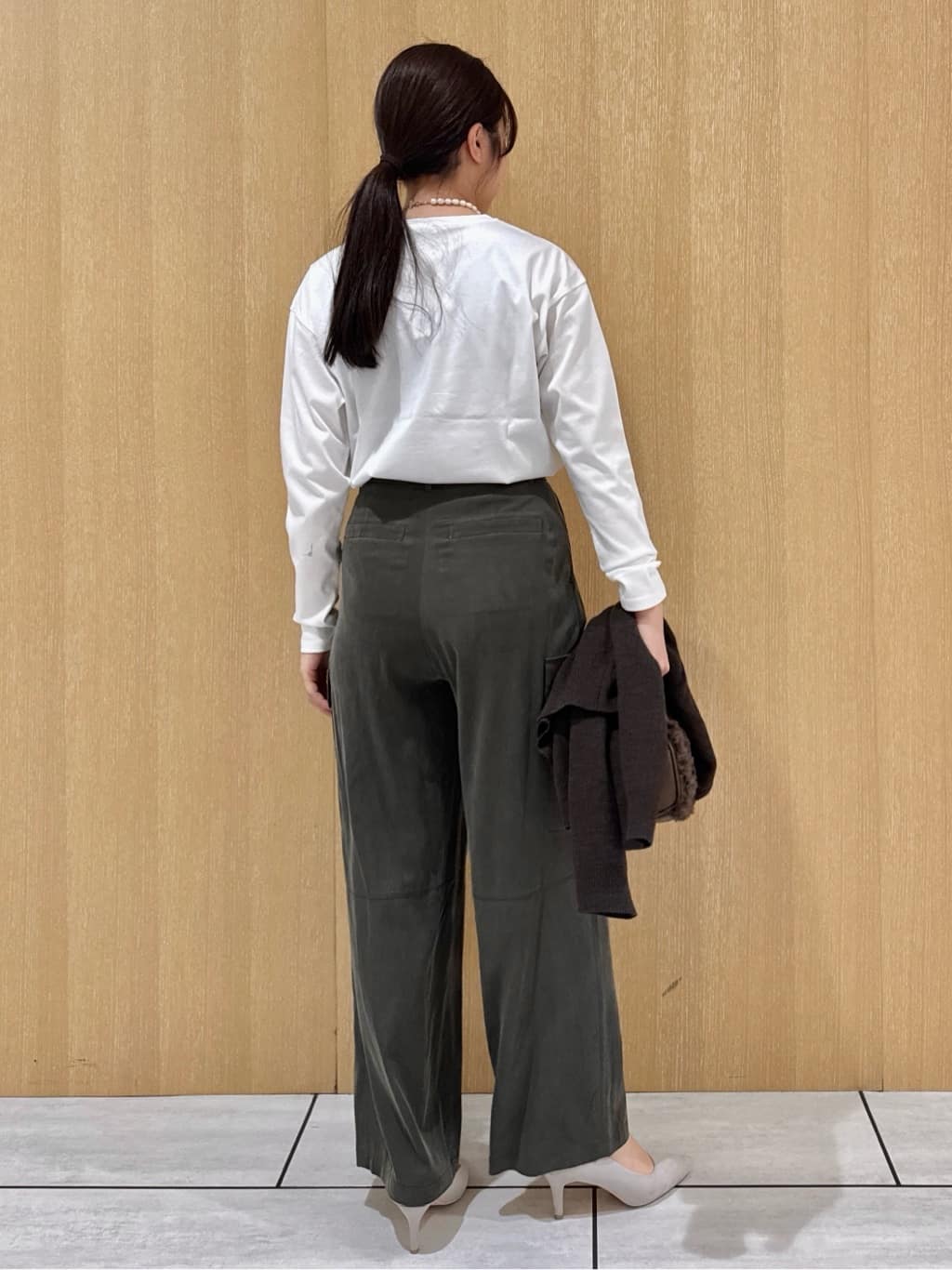 nanaさんの「UNTITLED｜【大人きれいめ/ストレート/ワイド】キュプラカーゴパンツ」を使ったコーディネート