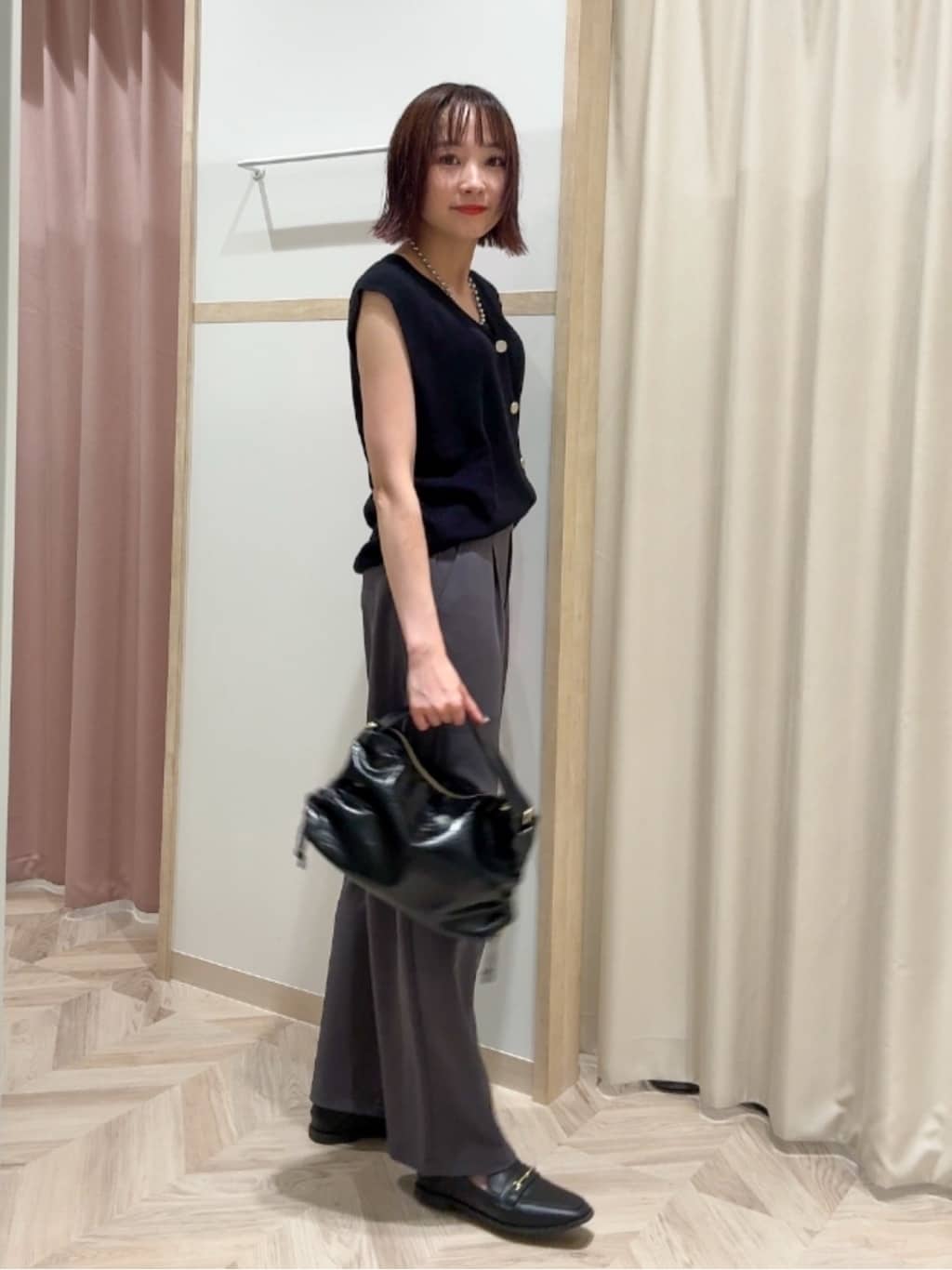 𝐜𝐡𝐢𝐤𝐚さんの「SHOO･LA･RUE｜【S-LL】ゴールドボタンが上品 大人のニットベスト」を使ったコーディネート