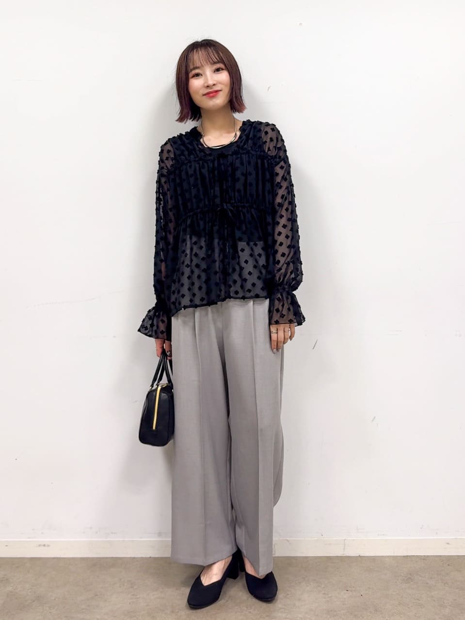 𝐜𝐡𝐢𝐤𝐚さんの「SHOO･LA･RUE｜華やかにさをプラスする シアードビー シャーリングブラウス」を使ったコーディネート