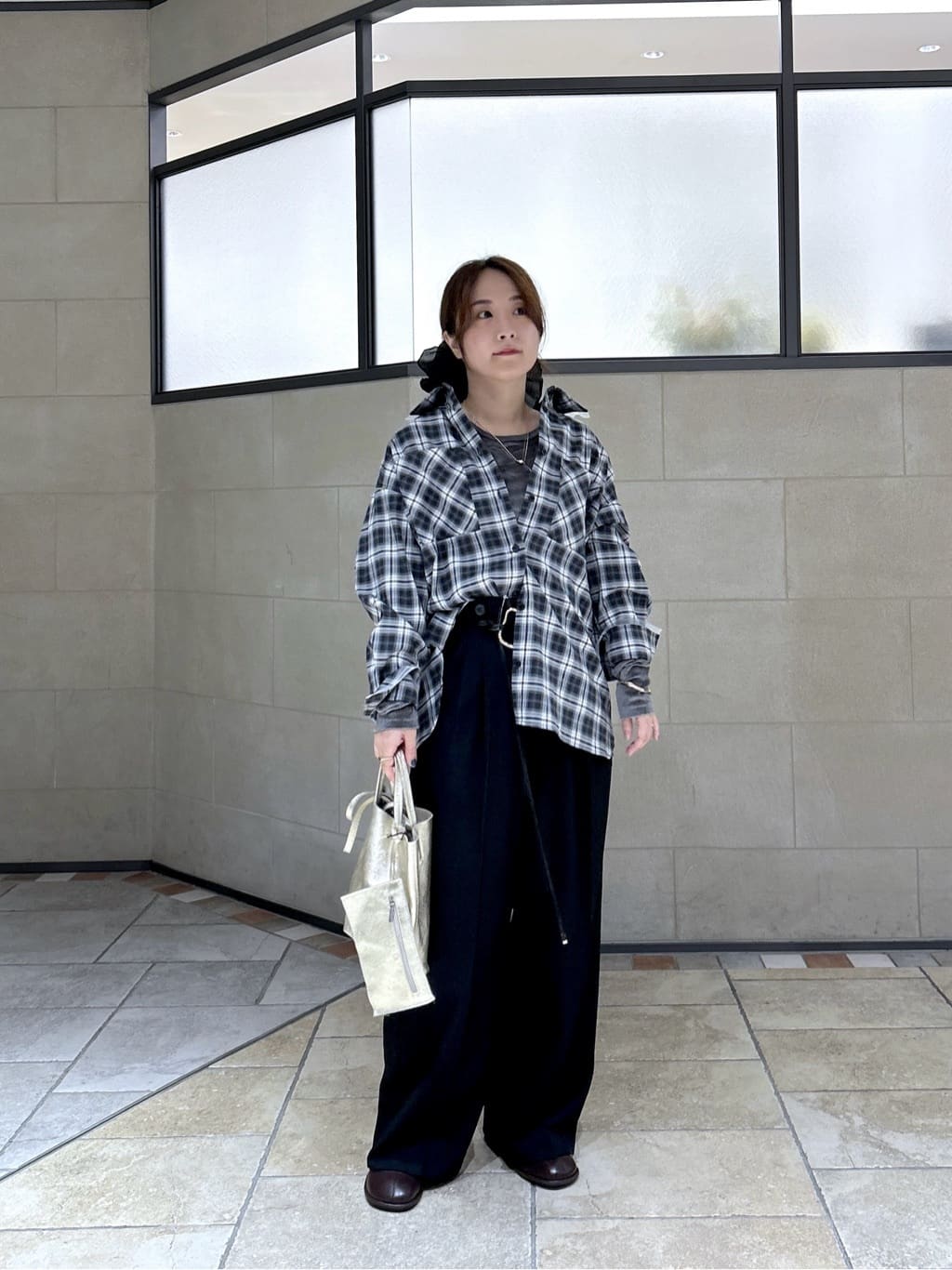 よねさんの「INDIVI｜オンブレチェックシャツ」を使ったコーディネート