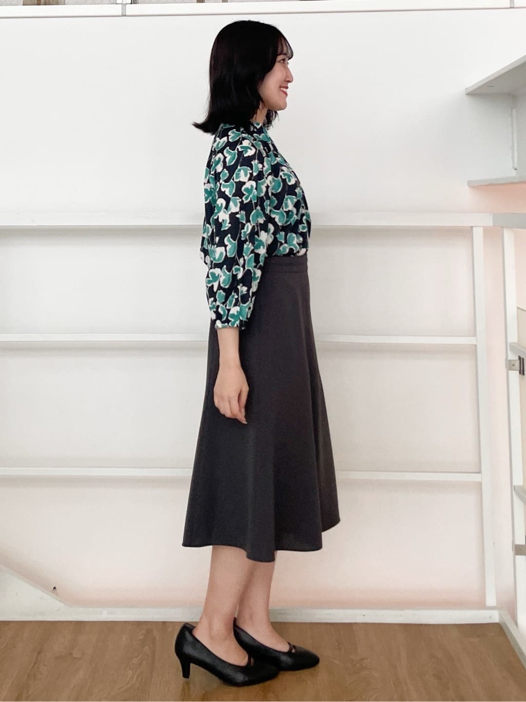 yukariさんの「Reflect｜【ジャケットのインナーにおすすめ◎】花柄タックデザインブブラウス」を使ったコーディネート