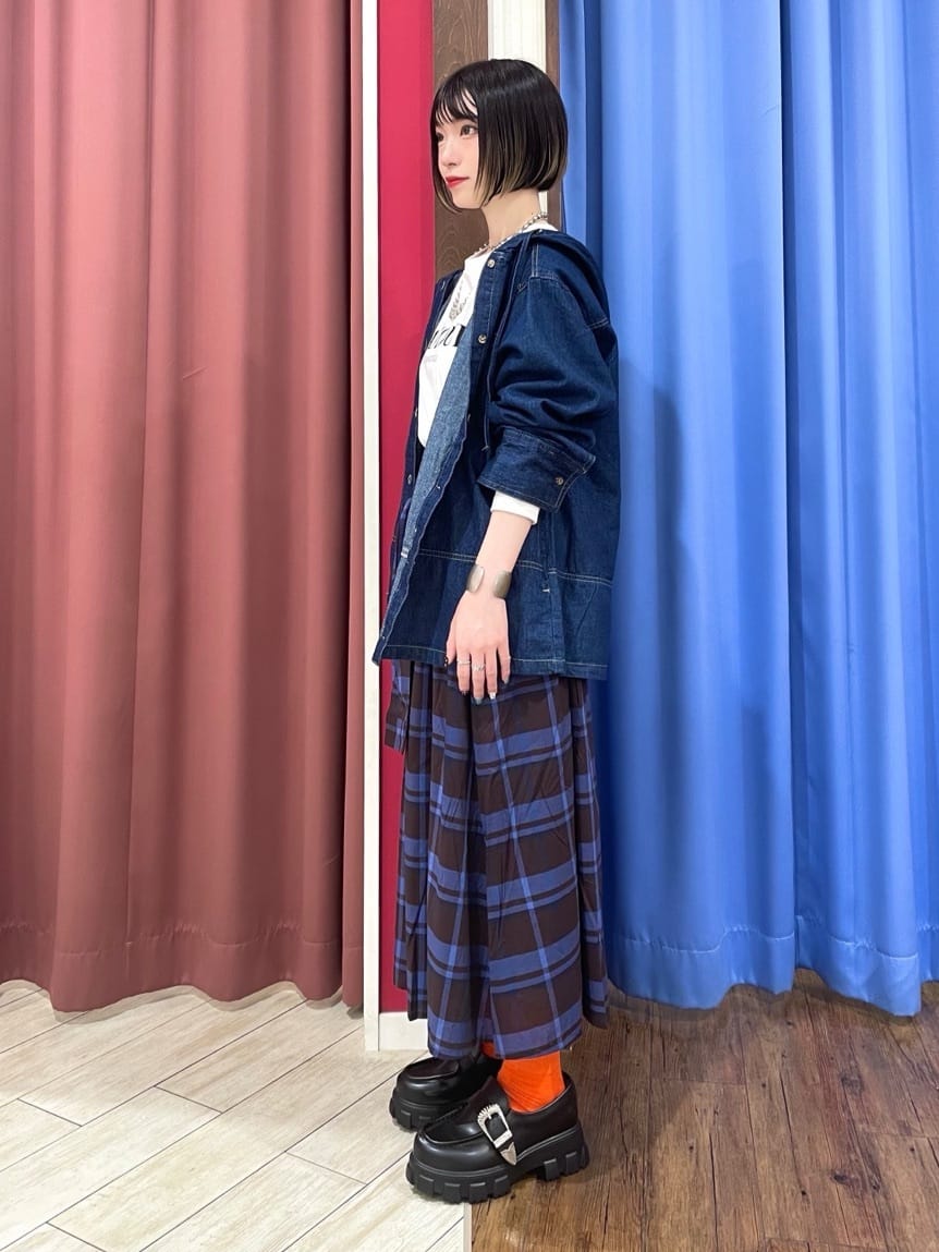 るるさんの「SHOO･LA･RUE｜グラフィックアソート ベーシックロンT」を使ったコーディネート