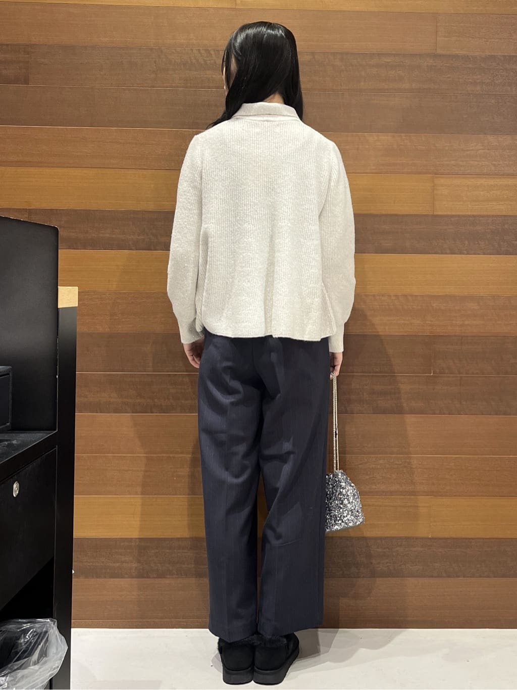 さやさんの「OPAQUE.CLIP｜スパンコールラメ衿2WAYペプラムニット【洗濯機OK】」を使ったコーディネート