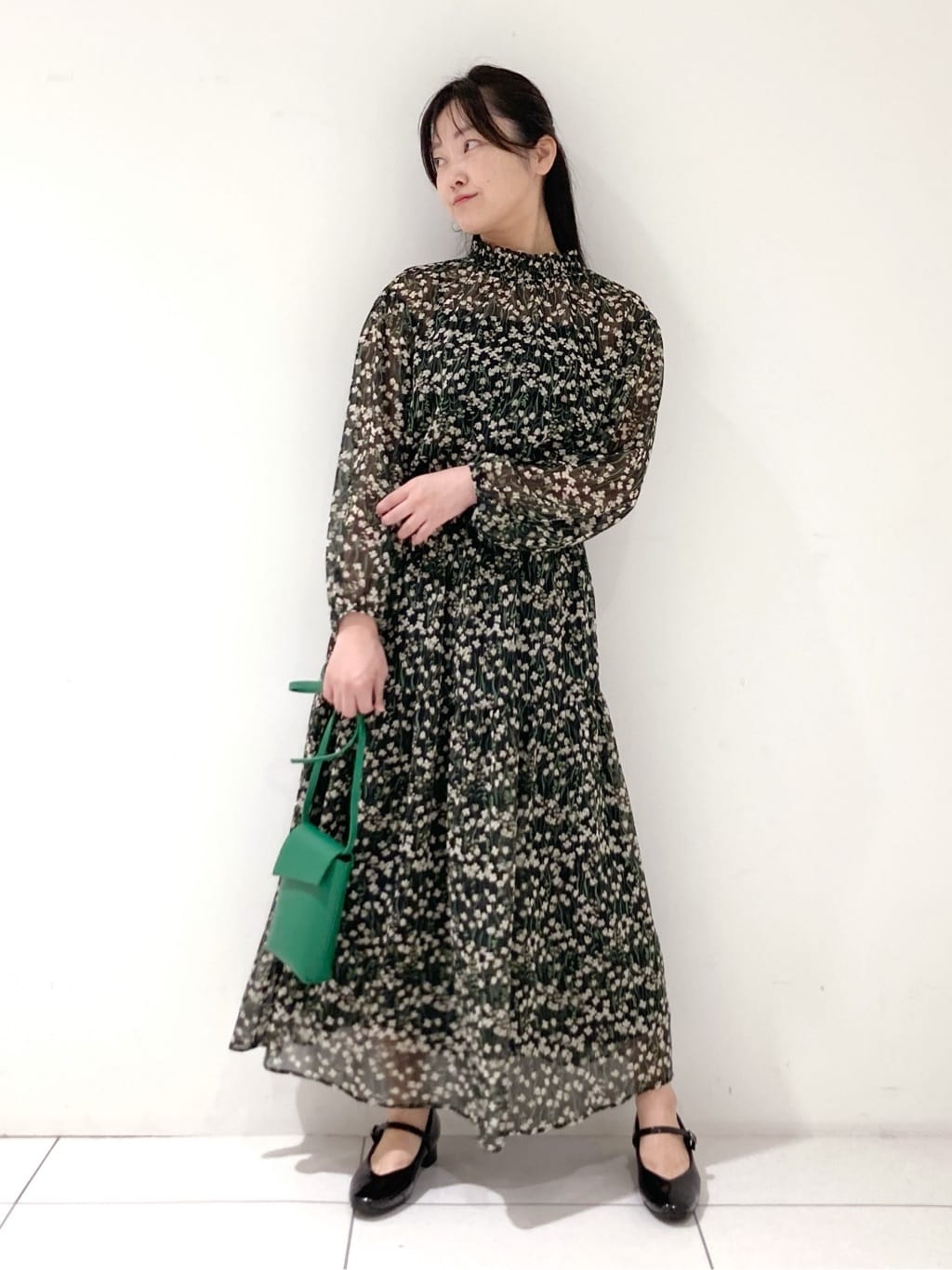 momokoさんの「INDIVI｜【秋映え柄/セットアップ可能】フラワーシフォンブラウス」を使ったコーディネート