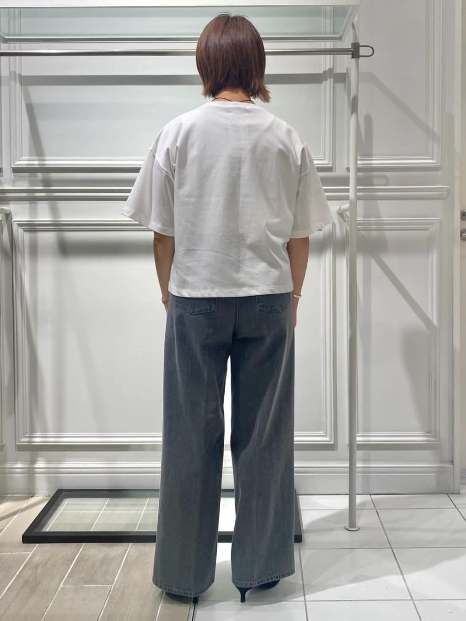 AKKOさんの「UNTITLED｜【コットン100/ゆったり/ショート丈/洗える】ベロアロゴTシャツ」を使ったコーディネート