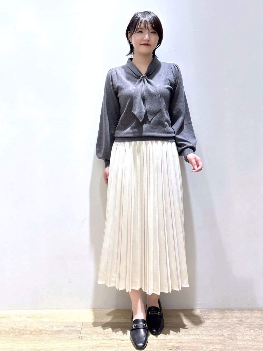 mizukiさんの「index｜ゴールドパーツ付きボウタイニット【洗濯機OK】《10col／XS～LL》」を使ったコーディネート