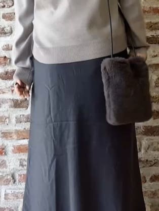 tokiさんの「THE SHOP TK｜【すっきりシルエットが叶う】大人のためのVネックニット/毛玉になりにくい/静電気防止/洗濯機OK」を使ったコーディネート