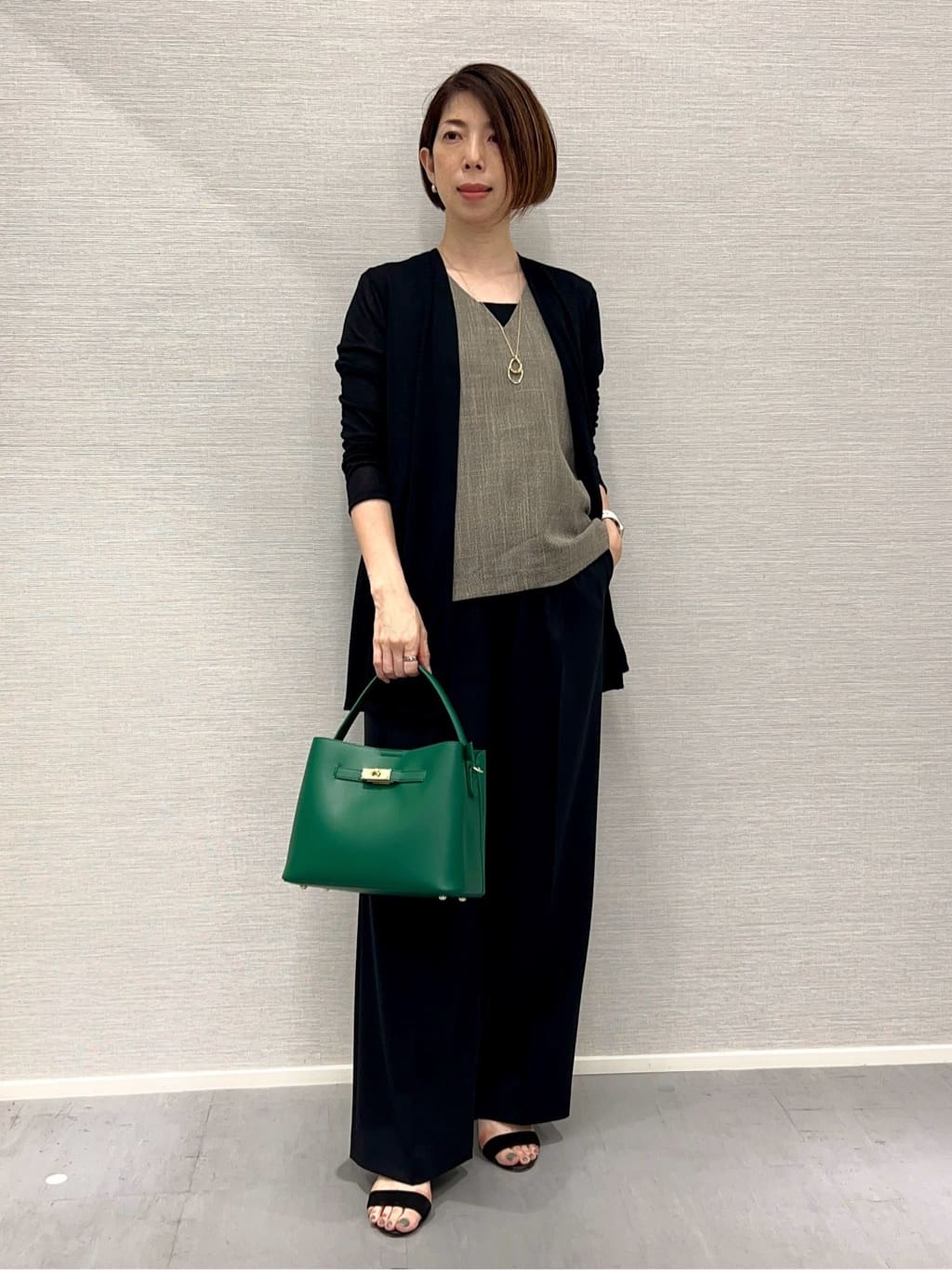 Shinakoさんの「UNTITLED｜【セットアップ可/洗える】梳毛調合繊Vネックベスト」を使ったコーディネート