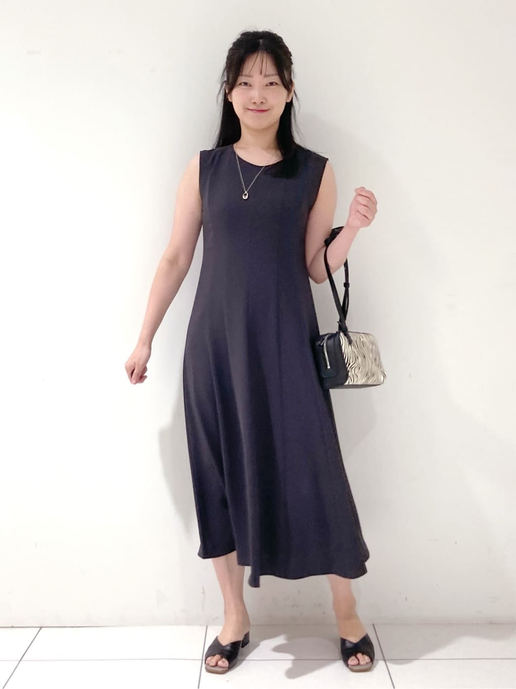 momokoさんの「INDIVI｜【美シルエット】ノースリーブワンピース」を使ったコーディネート