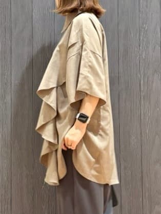 meiさんの「SHOO･LA･RUE｜【洗える/S-LL】大きめのフリルが印象的 デザインブラウス」を使ったコーディネート