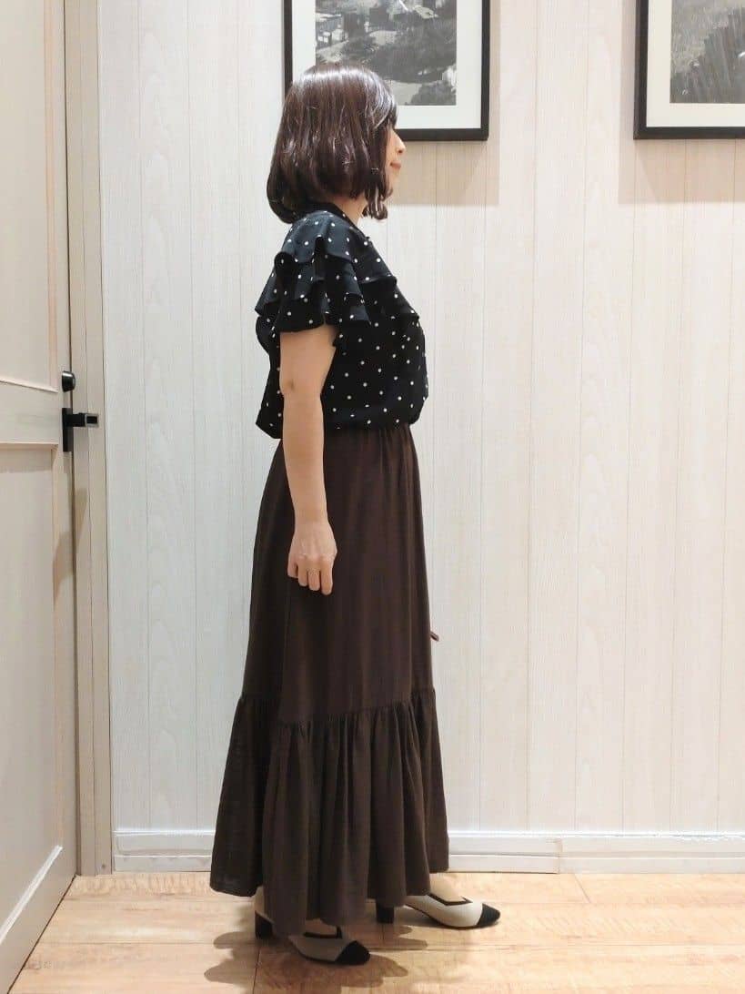 ゆーさんさんの「SHOO･LA･RUE｜【無地/ドット柄】お袖フリルが華やぐ きれいめブラウス」を使ったコーディネート