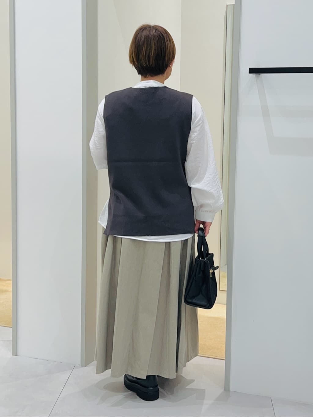 タナさんの「THE SHOP TK｜【春まで着られる】ニットベスト＆ブラウスセット/洗濯機OK」を使ったコーディネート