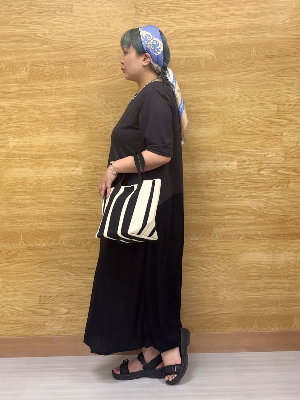 ぁむさんの「SHOO･LA･RUE｜【ひんやり/体型カバー】さらりと着られる バイカラーAラインワンピース」を使ったコーディネート