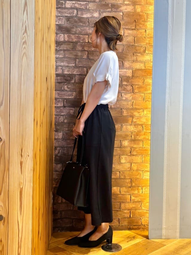 mieさんの「SHOO･LA･RUE｜【S-LL/セットアップ可/ひんやり】きちんと見えで上品 お袖タック スキッパーブラウス」を使ったコーディネート