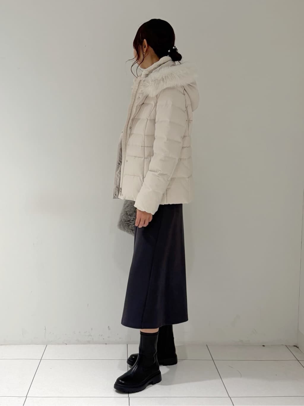 shioriさんの「INDIVI｜【名品／撥水／抗菌防臭】ショート丈リサイクルダウンコート」を使ったコーディネート