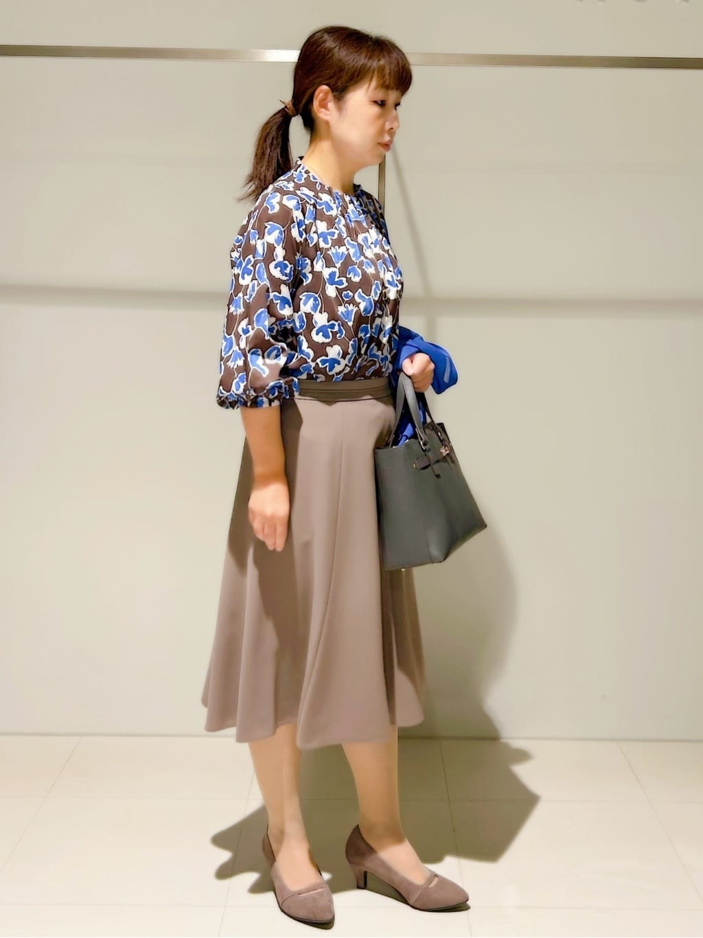 ひーさんの「Reflect｜【ジャケットのインナーにおすすめ◎】花柄タックデザインブブラウス」を使ったコーディネート