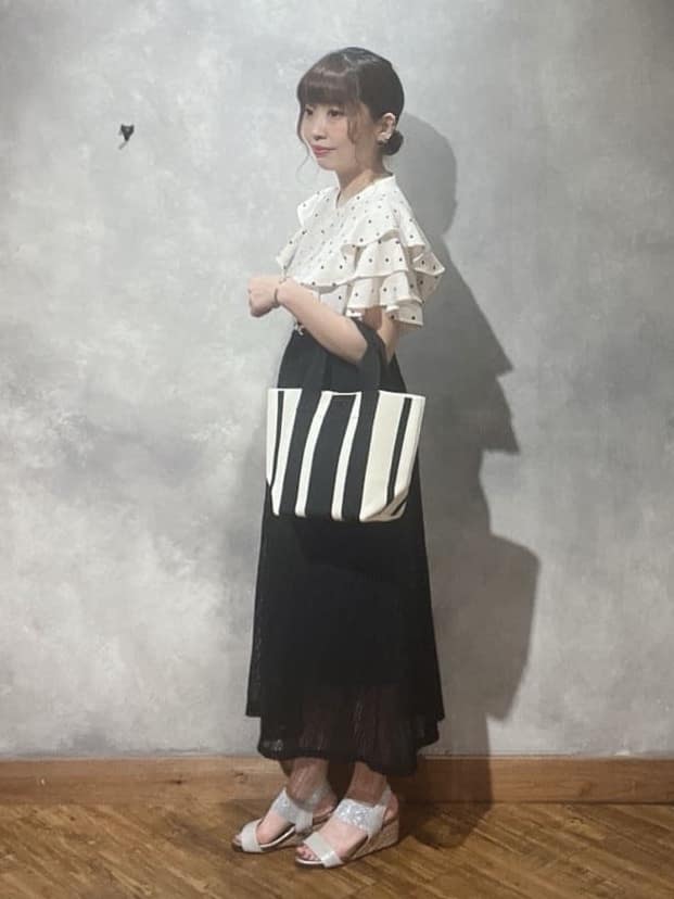 shellさんの「SHOO･LA･RUE｜【無地/ドット柄】お袖フリルが華やぐ きれいめブラウス」を使ったコーディネート