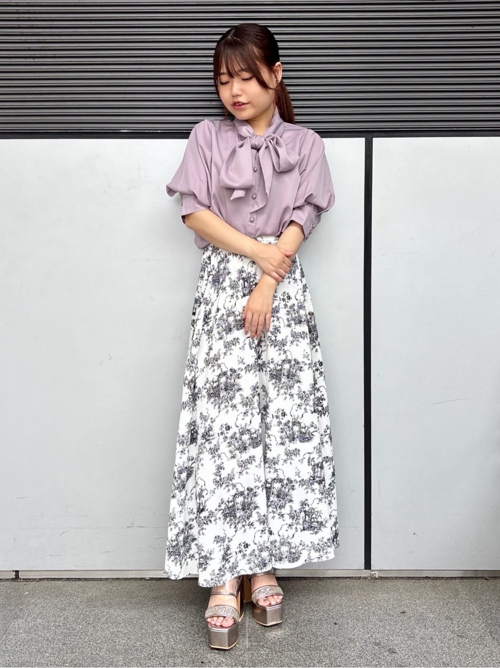 まっきーさんの「ESPERANZA｜【ラク盛り／サンダル】リピーター続出／脚長美脚　ミュールサンダル」を使ったコーディネート