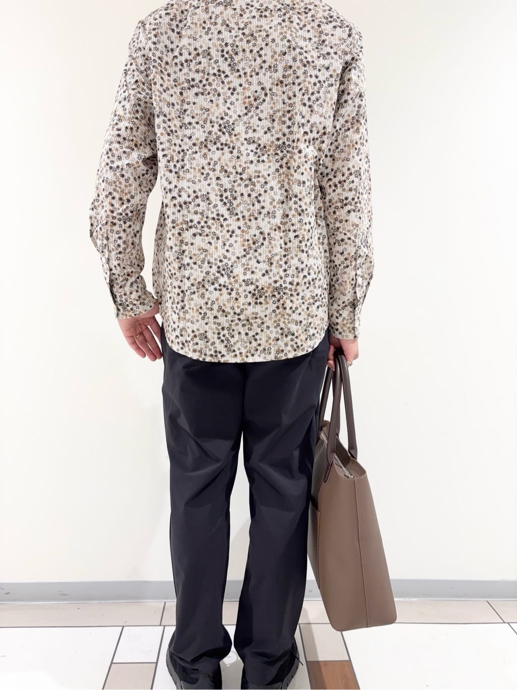 及川さんの「TAKEO KIKUCHI｜ストライプ小花 長袖シャツ」を使ったコーディネート