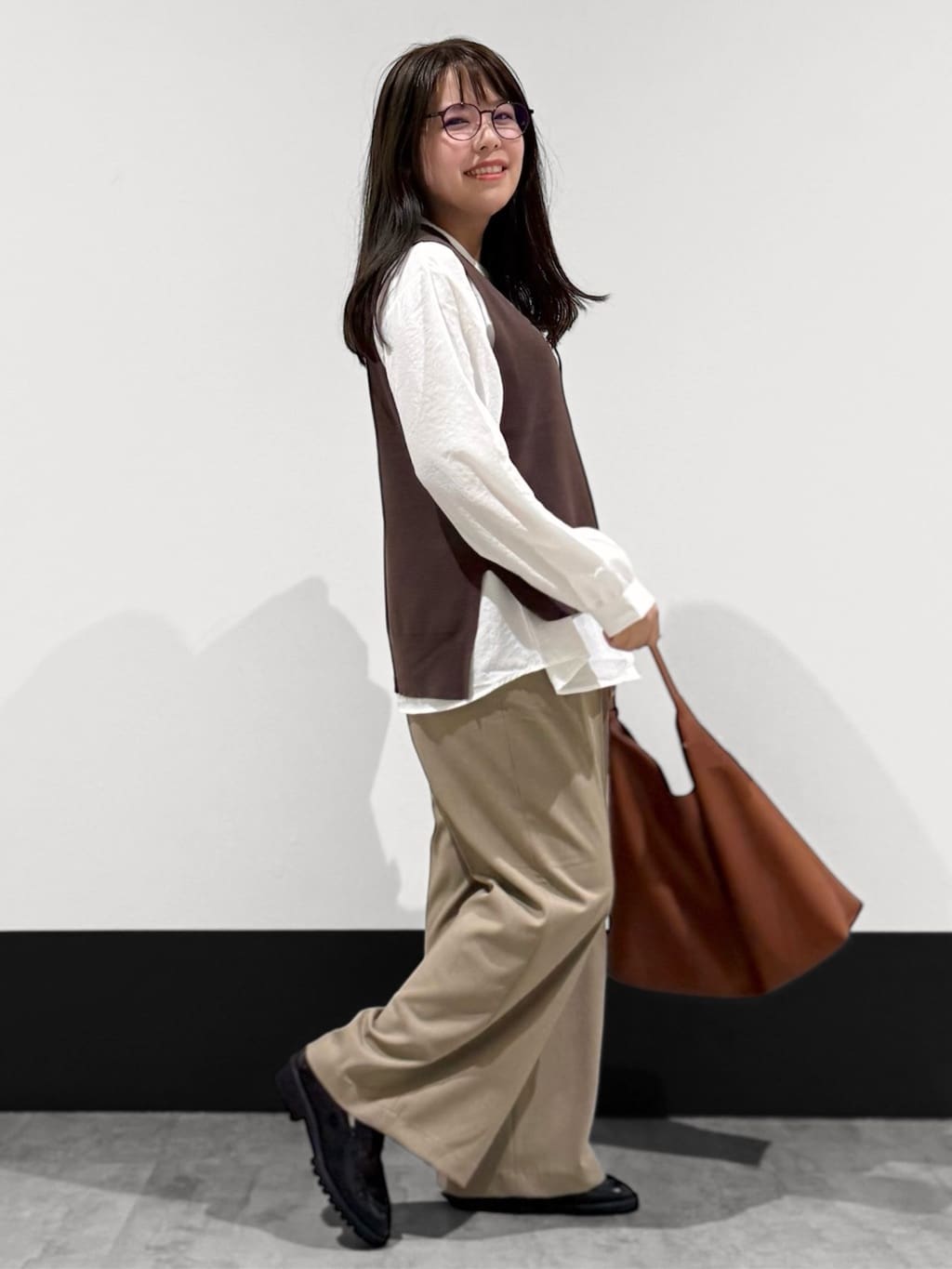 macchaさんの「THE SHOP TK｜【春まで着られる】ニットベスト＆ブラウスセット/洗濯機OK」を使ったコーディネート