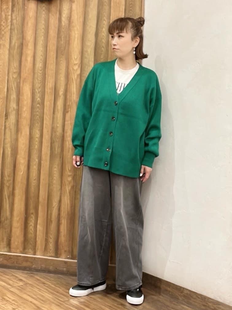 AiAiさんの「SHOO･LA･RUE｜【洗える/毛玉レス】表面がきれいなVネックカーディガン」を使ったコーディネート
