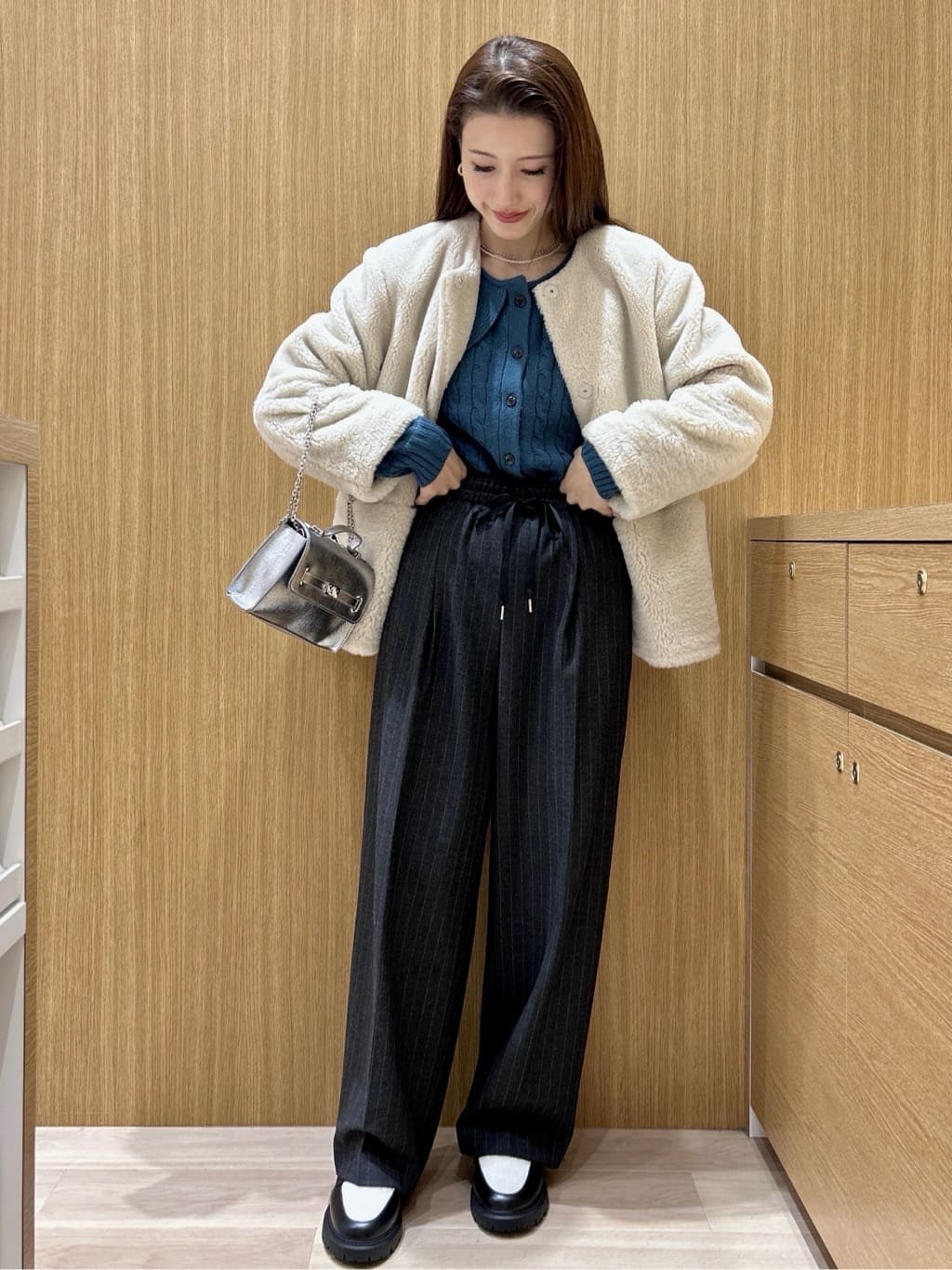 maiさんの「OPAQUE.CLIP｜フェイクボア切替ショートコート」を使ったコーディネート
