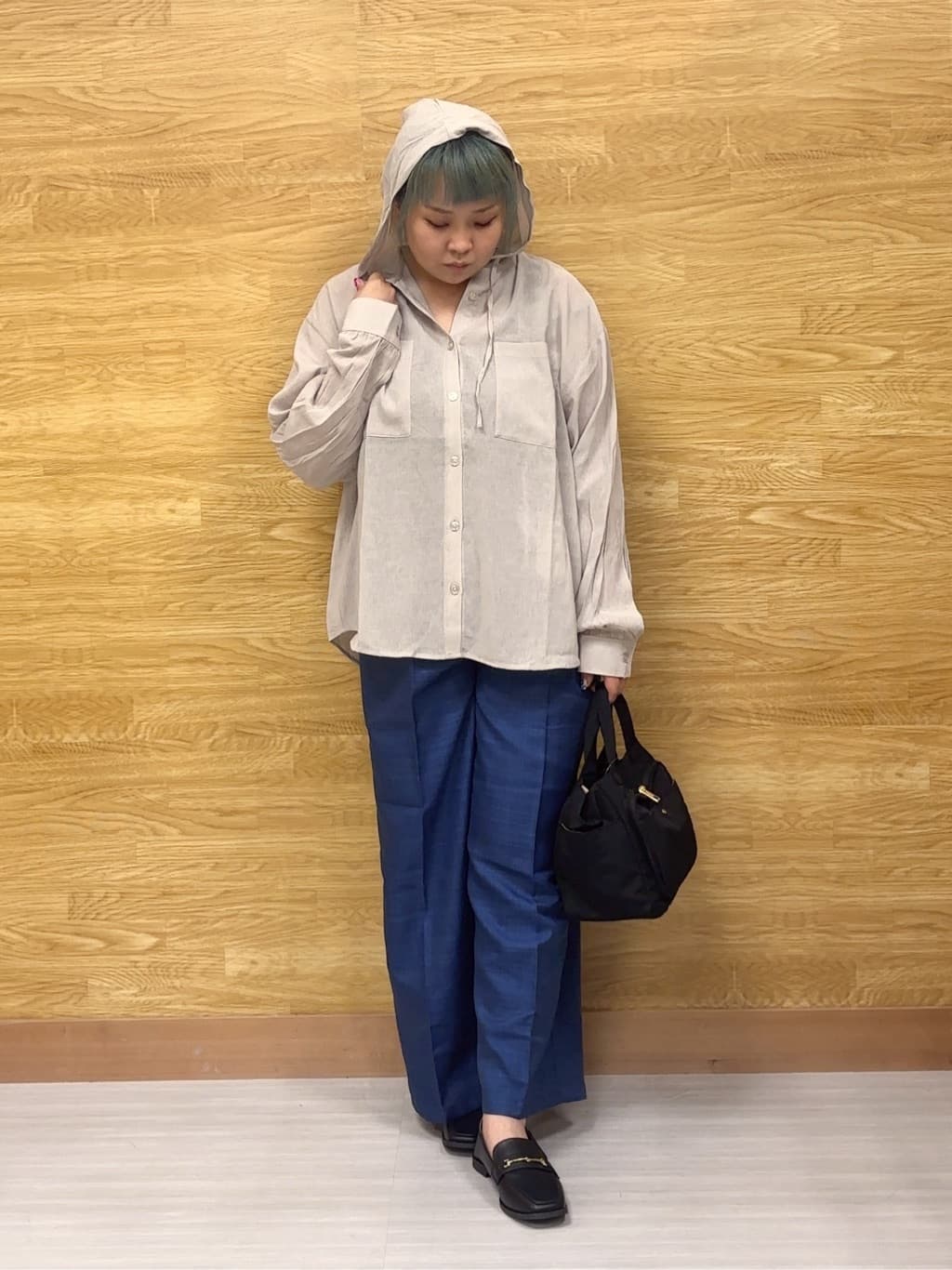 ぁむさんの「SHOO･LA･RUE｜【S-LL/洗濯後しわになりにくい】ゴールドパーツできれい見え 麻調タックワイドパンツ」を使ったコーディネート