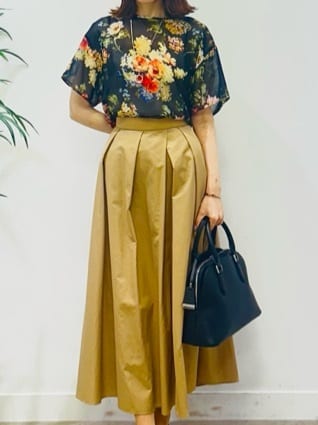 Miwaさんの「UNTITLED｜【セットアップ可/花柄エレガント】アンティークフラワー柄ブラウス」を使ったコーディネート