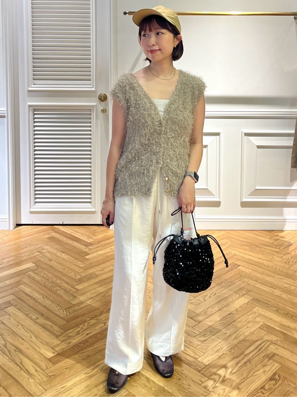つじ まこさんの「DRESSTERIOR｜スパンコール2WAY巾着バッグ」を使ったコーディネート
