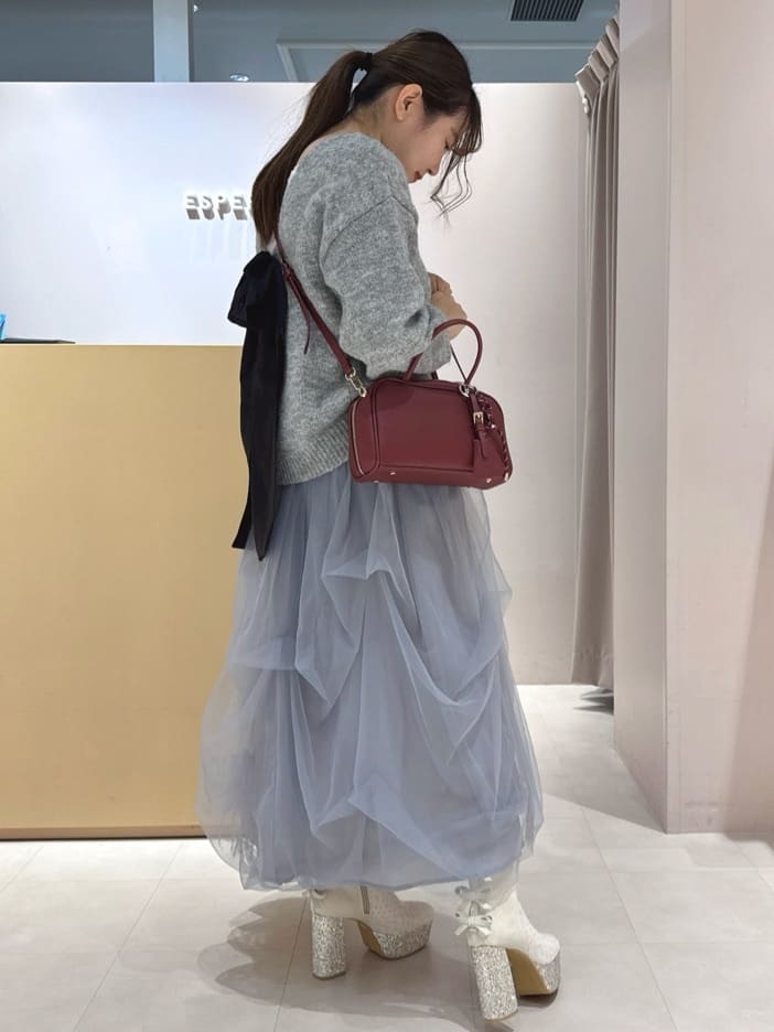 neinaさんの「ESPERANZA｜【ラク盛り/ショートブーツ】リピーター続出／脚長美脚 バックリボングリッターヒールショートブーツ」を使ったコーディネート