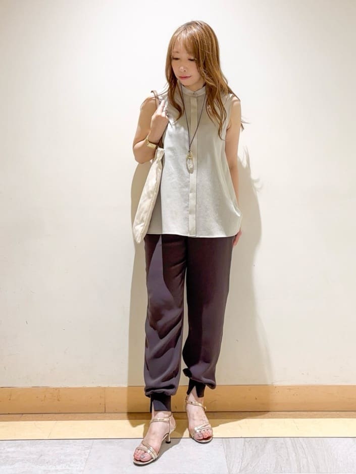 sattoさんの「UNTITLED｜【接触冷感/吸水速乾】フレアバックシャンブラウス」を使ったコーディネート