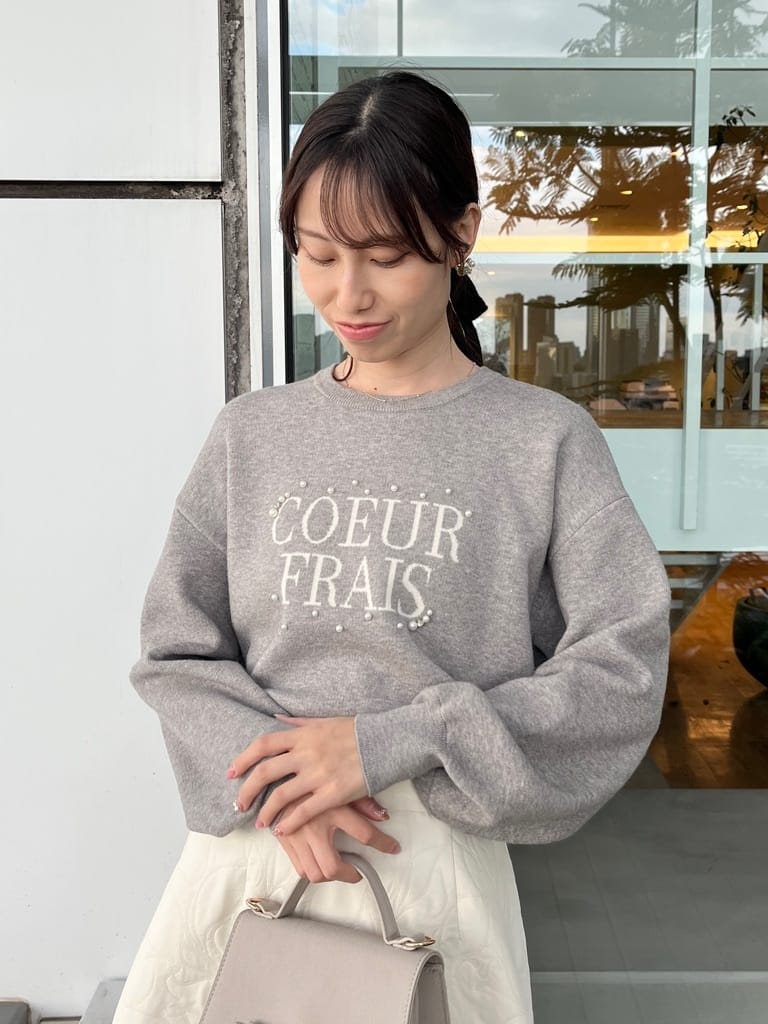 はばさんの「Couture brooch｜【パール調・ビジューデザイン】華やかロゴニット」を使ったコーディネート