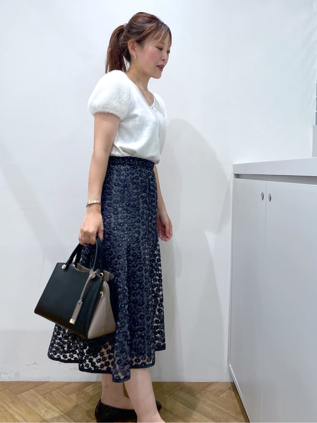 Junさんの「index｜《6色展開》フェザーパフスリーブVネックニット【洗濯機洗い可】」を使ったコーディネート
