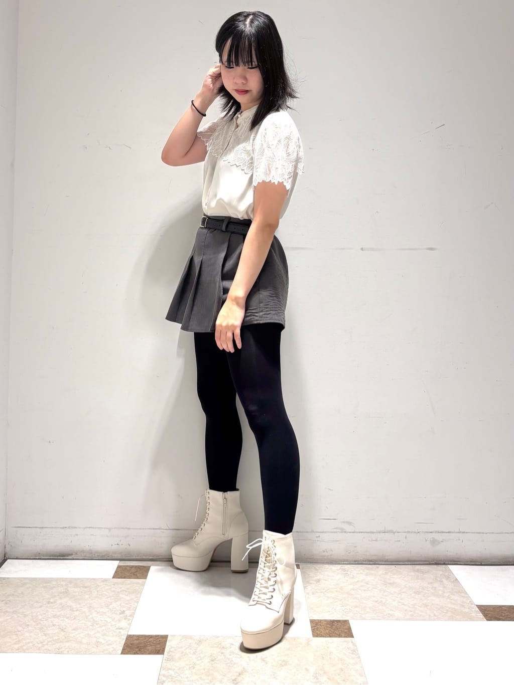 夜桜さんの「ESPERANZA｜【ラク盛り／ショートブーツ】リピーター続出／脚長美脚　厚底レースアップブーツ」を使ったコーディネート
