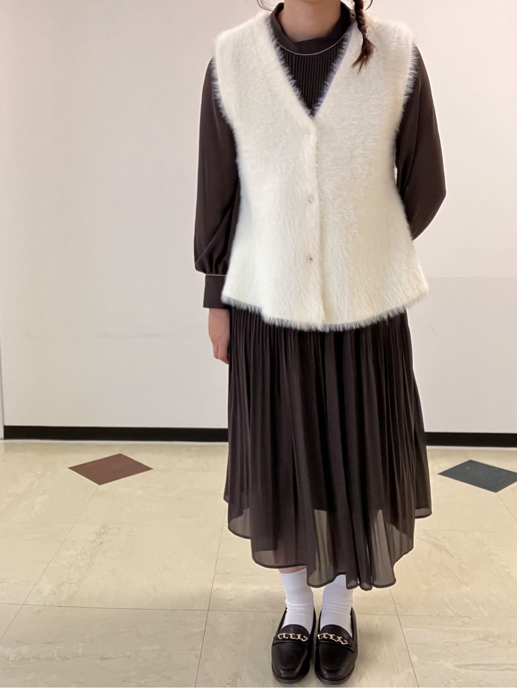 MAYUKIさんの「index｜《andGIRL掲載》フェザーペプラムジレ【洗濯機OK／抗ピル】」を使ったコーディネート