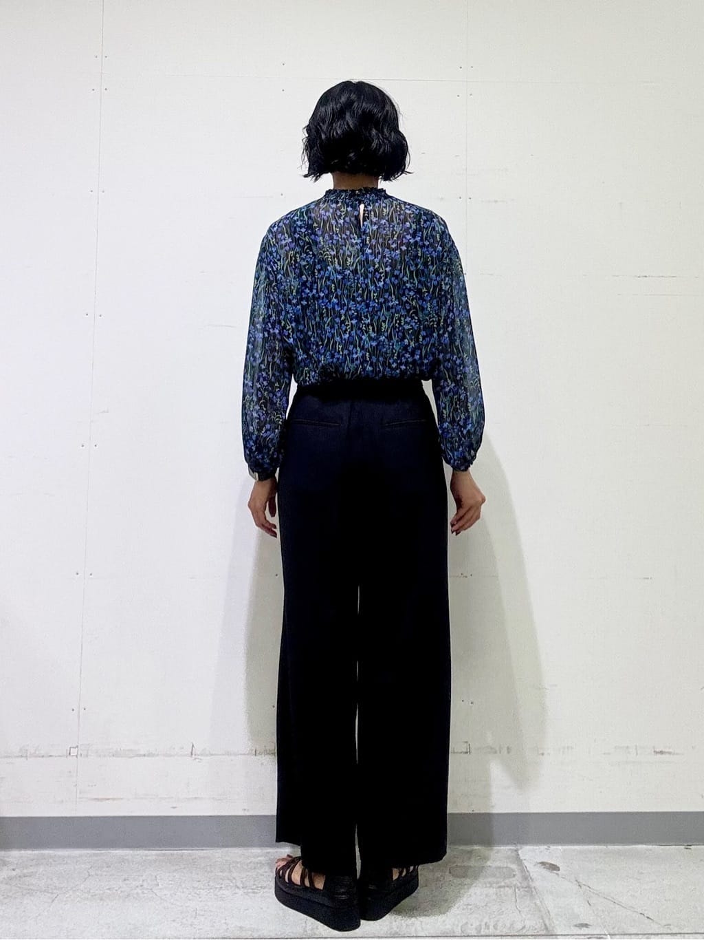 naoさんの「INDIVI｜【秋映え柄/セットアップ可能】フラワーシフォンブラウス」を使ったコーディネート