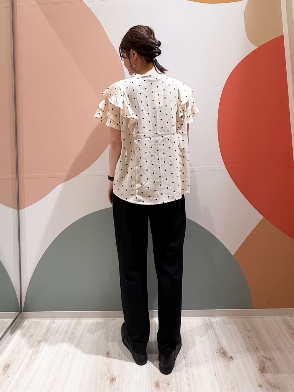 長女さんの「SHOO･LA･RUE｜【無地/ドット柄】お袖フリルが華やぐ きれいめブラウス」を使ったコーディネート