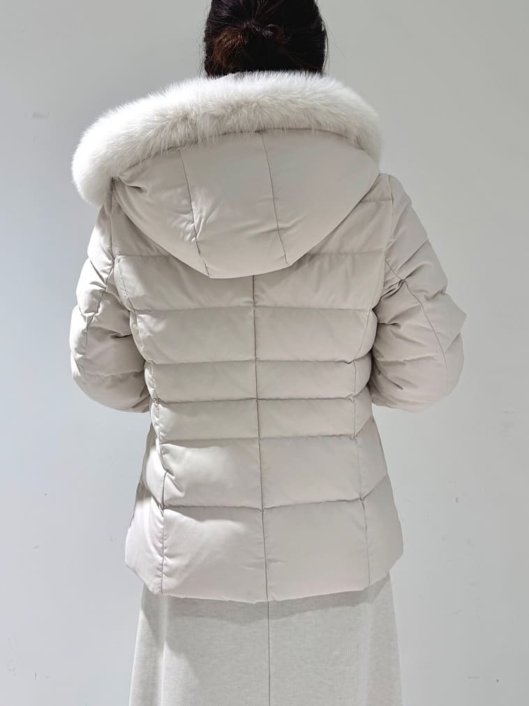 そんさんの「INDIVI｜【名品／撥水／抗菌防臭】ショート丈リサイクルダウンコート」を使ったコーディネート