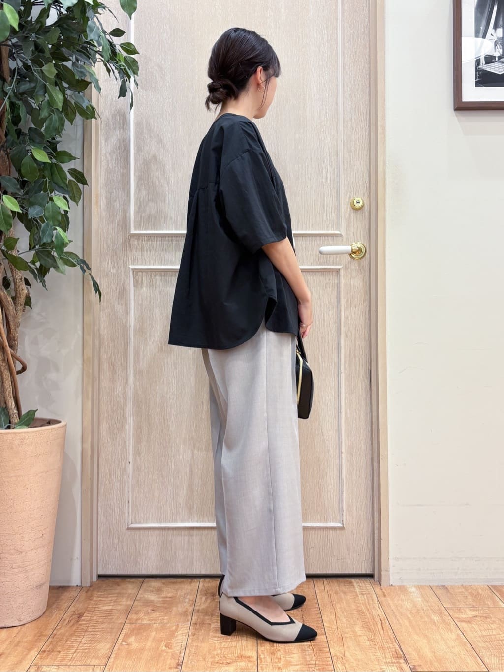なみさんの「SHOO･LA･RUE｜【ひんやり/洗濯後しわになりにくい】リブ切り替えドルマンブラウス」を使ったコーディネート