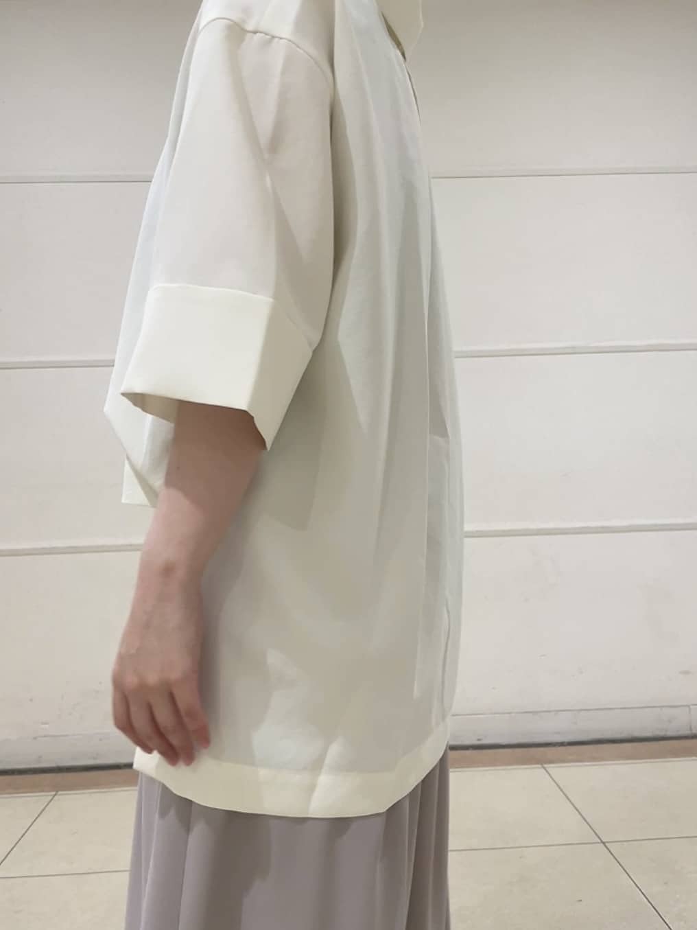 watanabeさんの「UNTITLED｜【UVカット/接触冷感/吸水速乾/ゆったり】V開きネックシャツ」を使ったコーディネート