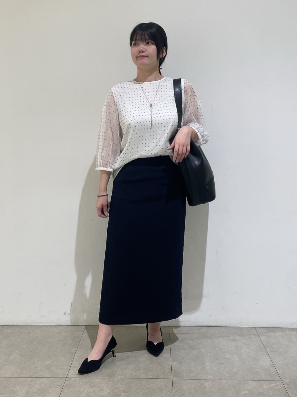 emikaさんの「INDIVI｜フロッキードットブラウス」を使ったコーディネート