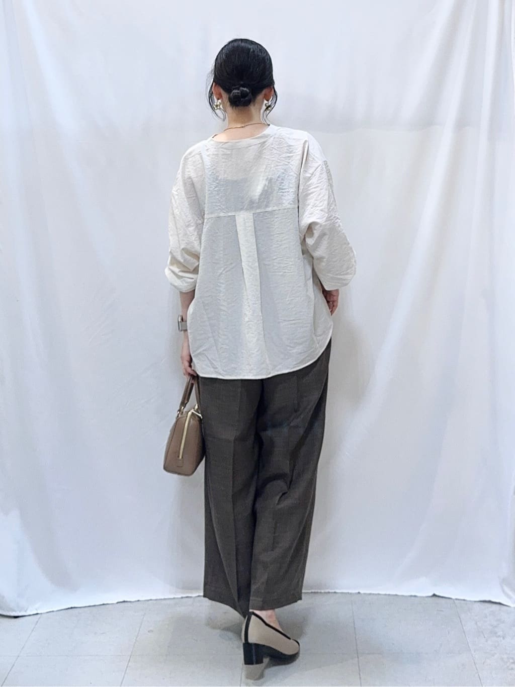𝐇𝐢𝐫𝐨𝐦𝐢さんの「SHOO･LA･RUE｜【S-LL/洗濯後しわになりにくい】ゴールドパーツできれい見え 麻調タックワイドパンツ」を使ったコーディネート